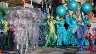 Las peñas solaneras y el nuevo recorrido triunfan en un brillante desfile de carrozas