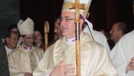 Santos Moya, primer solanero ordenado Obispo, recibió el báculo regalo de la Parroquia en su ordenación episcopal