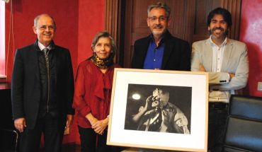 Valdepeñas recibe de la Fundación G. Prieto una fotografía con motivo del cincuentenario de la institución