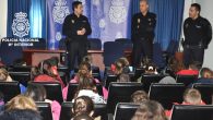 La Policía Nacional recibió en una visita guiada a las instalaciones de la Comisaría de Ciudad Real a alumnos del colegio San Francisco Javier