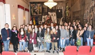 Caballero recibe a un grupo de alumnos franceses de Montauban en su visita al Palacio de la Diputación