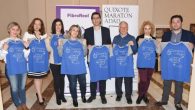 Caballero recibe la camiseta identificativa de la 6ª Carrera de la Mujer de Ciudad Real