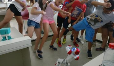 Estudiantes del Grado de Ingeniería Informática enseñan programación y robótica a niños de las escuelas de verano de la UCLM