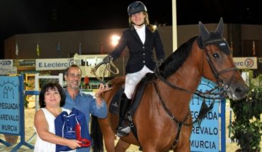 La joven amazona Laura Roquet se alzó con el Trofeo Diputación del Concurso Hípico Nacional de Saltos