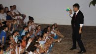 Nuevo lleno en el segundo Viernes Cultural en Familia de La Solana con ‘La Magia de Cheshire’