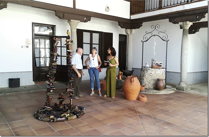 0 Angel Leal y Graci Arias junto a la responsable de la Universidad Popular de Almod&oacute;var del Campo