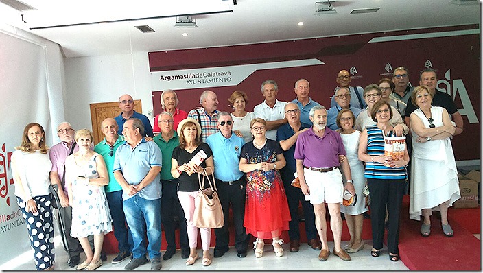 Foto de familia del Grupo Joven en su visita al ayuntamiento de Argamasilla de Calatrava