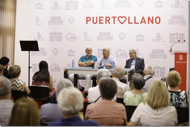 Un momento durante la presentación del libro