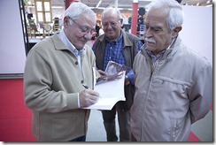 0 Andrés Mejia firmando un ejemplar de su libro a Juan José García Ciudad autor del libro El Trenillo de la Calzá