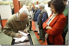 Andrés Mejia firmando ejemplares de su libro a Loren de la Calle, concejal de Cultura en la anterior legislatura