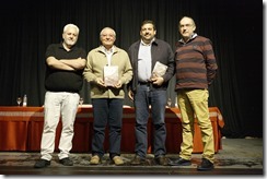 Posando para los medios de comunicación presentes en la presentación