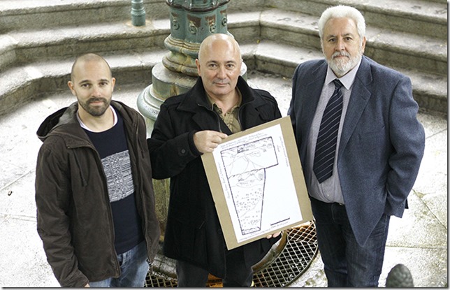 0 En el centro Miguel Ángel Márquez mostrando el mapa más antiguo que se conoce de Puertollano