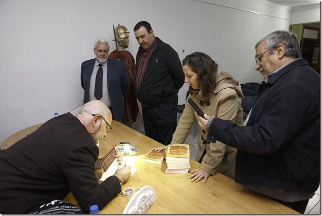 0 Miguel Ángel Márquez firmando los ejemplares del Club de Lecturas de Granátula de Calatrava