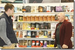 0 V&aacute;zquez y M&aacute;rquez en animada charla durante la puesta en venta de la novela