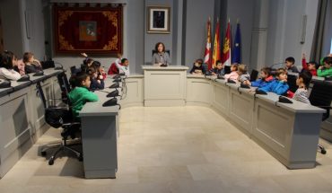 El alumnado del primer curso de primaria de Jesús Ruiz inaugura la Navidad visitando el Ayuntamiento