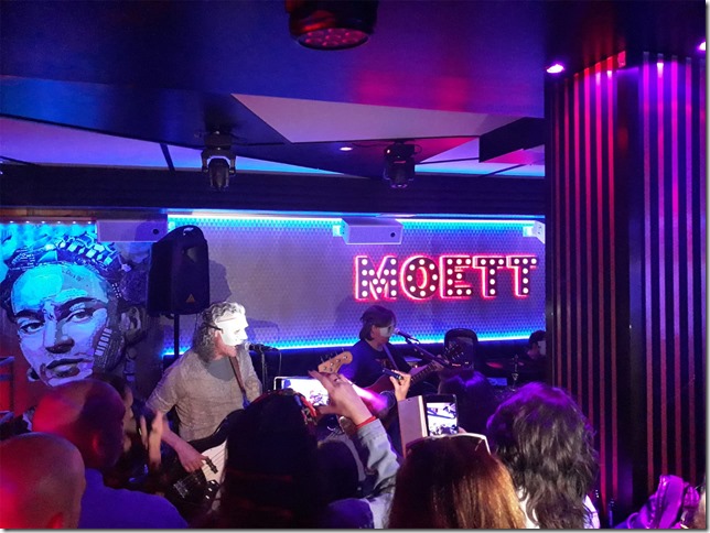 un momento durante el concierto de Chris Alan y los Troublues en el PUB Moett