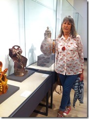 Gracia Arias junto a una de sus piezas expuesta en la exposición Atempora