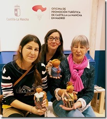 Las alfareras de Puertollano junto a la responsable de la casa de turismo mostrando los chulapos del Belén