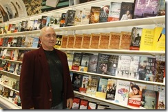 Miguel &Aacute;ngel M&aacute;rquez en la librer&iacute;a del hipermercado E Leclecr