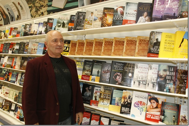 Miguel &Aacute;ngel M&aacute;rquez en la librer&iacute;a del hipermercado E Leclecr