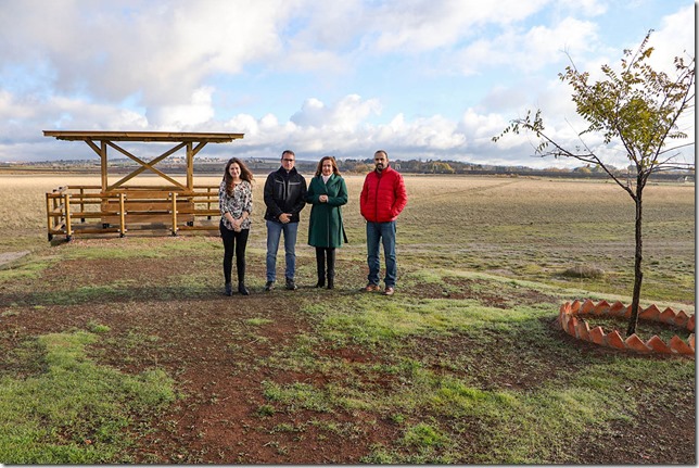 Alcaldesa y teniente de alcalde de Urbanismo, junto a la aparejadora municipal y el encargado de Obras, visitando el espacio acondicionado (1)