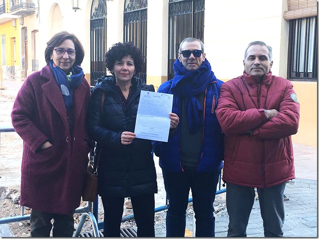 El Grupo Municipal Socialista ante las puertas del Ayuntamiento almodovare&ntilde;o