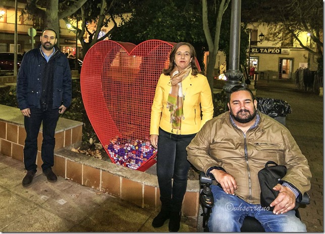 Jesús Ruiz, Jacinta Monroy y Sergio Gijón, junto al enorme corazón que se empieza a llenar de solidaridad (1)