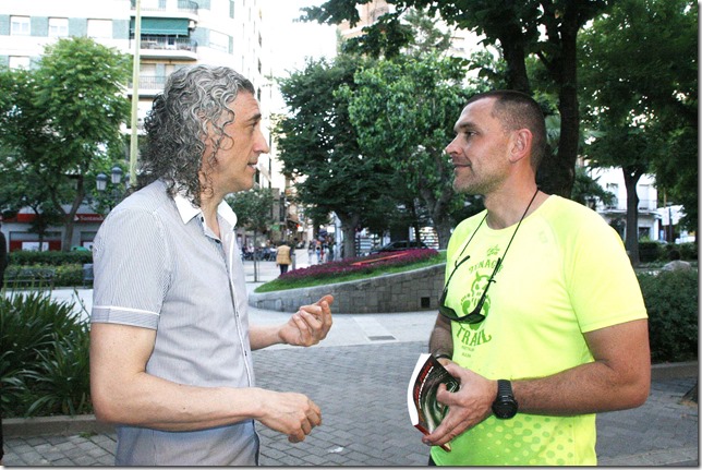 Márquez charlando con el escritor David García Rodríguez