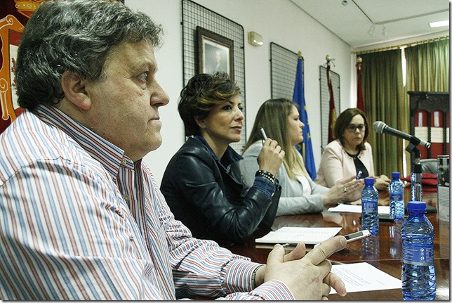 En primer plano el propietario de Librería Delfos, Javier Lozano, junto Sonsoles Ónega en la pasada edición de los premios