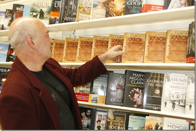 0 El escritor Miguel &Aacute;ngel M&aacute;rquez en uno de los puntos de ventas de su novela