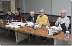 El alcalde, segundo por la derecha, dando la bienvenida a los presentes