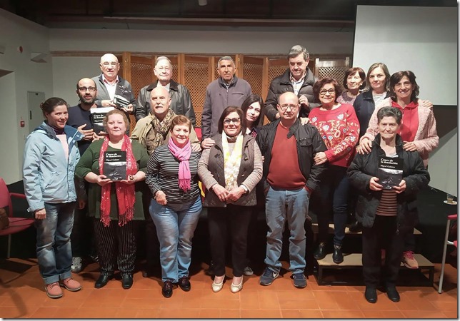 Miembros del Club de Lectura de Torralba de Calatrava junto a Miguel Galanes