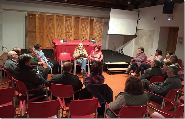 Miguel Galanes durante el encuentro con el Club de Lectura de Torralba