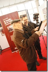 Paco Trujillo conversando con Pedro Mesas autor de una de las útimas fotografías a El trenillo