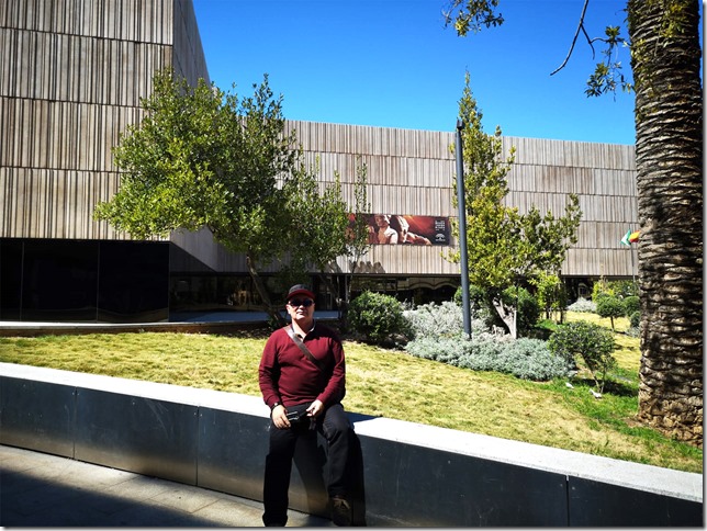 Javier Márquez con el Museo Íbero al fondo