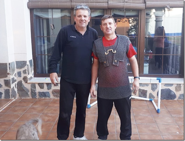 Esteban y José, posando con la cota de malla que se van adquiriendo poco a poco