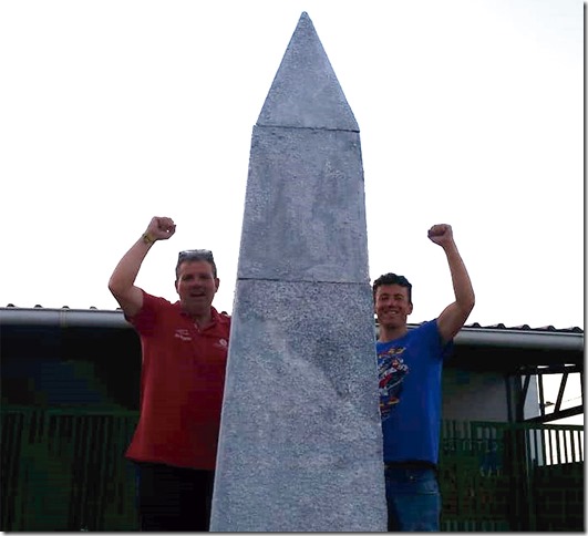 Y de unos trozos de poliespan... con ingenio y trabajo...un obelisco