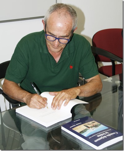 Eduardo Toledano firmando ejemplares de su libro