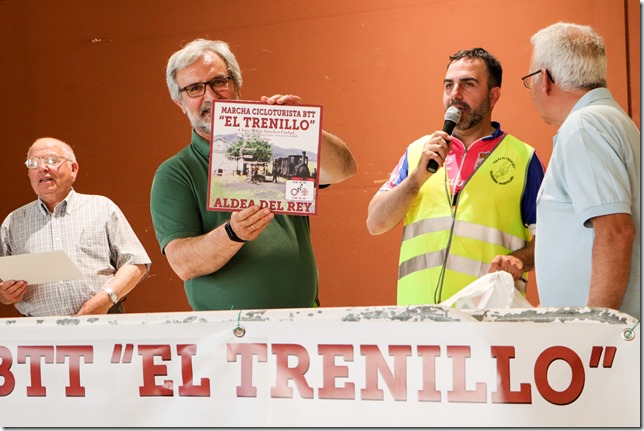 El alcalde también recibió una placa de la prueba