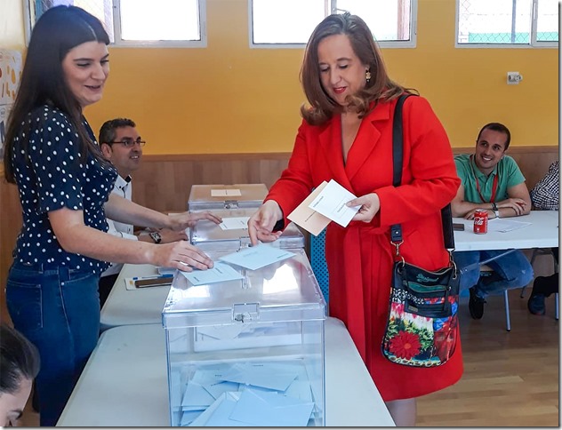 Jacinta Monroy, ayer, ejerciendo su derecho al voto