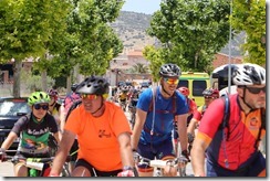 Los participantes, en su itinerario por las calles de Aldea del Rey