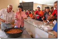 Repartiendo la caldereta con que agasajó Aldea del Rey a los participantes