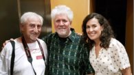 La alcaldesa de Calzada de Calatrava, Gema García, acompañó a sus paisanos Pedro Almodóvar y Rafael Doctor en la inauguración de la exposición ‘Flores de Periferia’