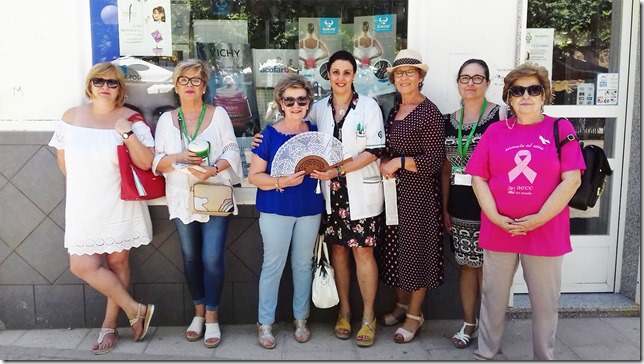 Componentes de la Junta Local de la AECC junto a la donante y premiada del abanico de encaje