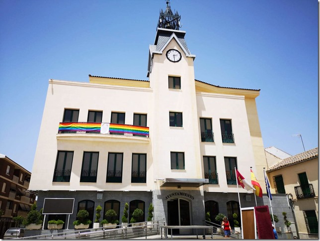 El balcón principal del Ayuntamiento de Calzada de Calatrava luce por primera vez la bandera arco iris