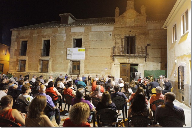 Imagen de la fachada del Palacio de Claver&iacute;a en Aldea del Rey durante la celebraci&oacute;n del recital