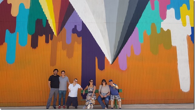 Jos&eacute; Antonio Valencia junto a los visitantes del silo de Calzada de Calatrava