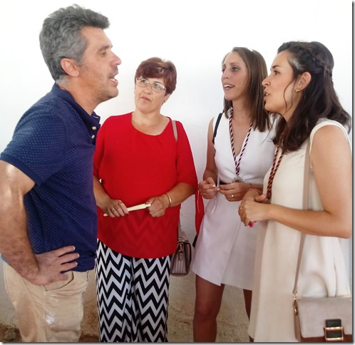 La alcaldesa de Calzada de Calatrava, Gema García Ríos, dialogando con vecinos de Mirones