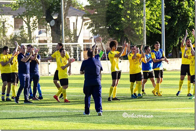 Saludando al t&eacute;rmino del &uacute;ltimo partido de la temporada
