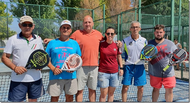 Juan Salvador Moreno junto a los participantes en el campeonato de pádel